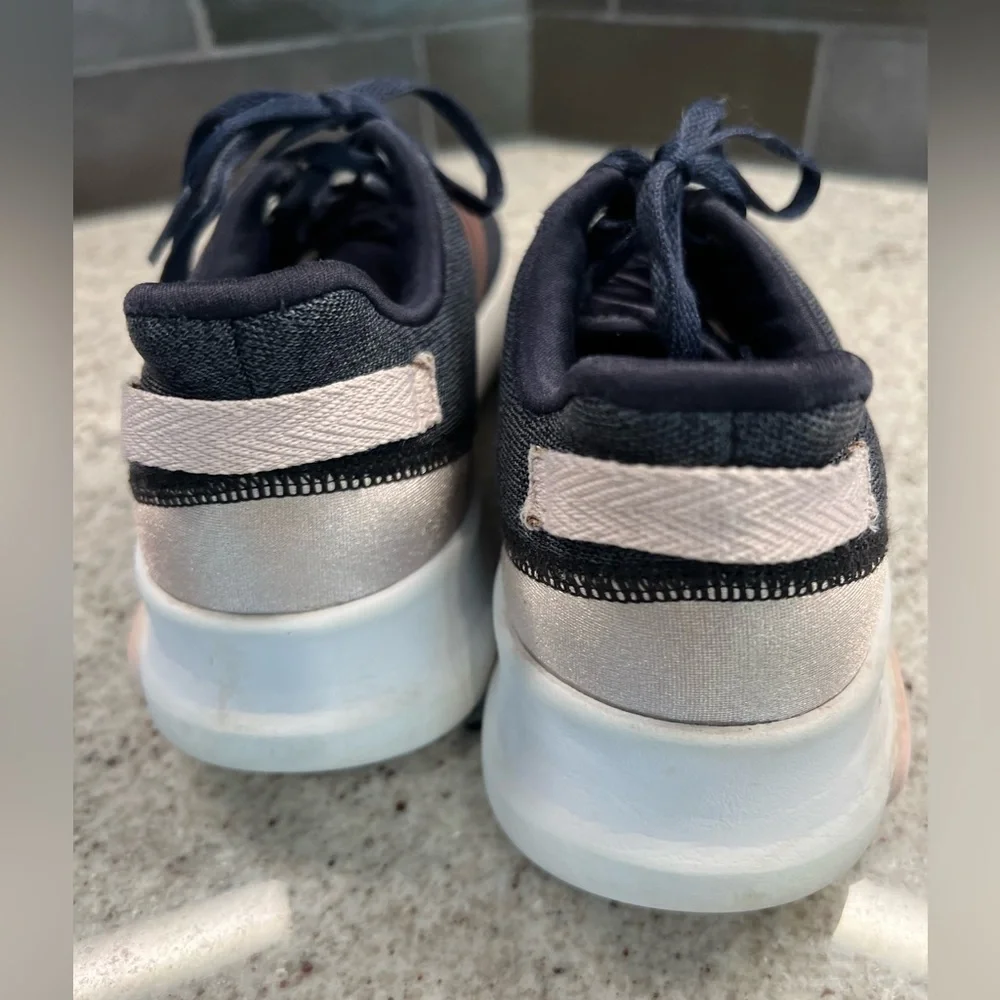 Girls Adidas Cloud Foam Shoes Size 4.5 - Picture 3 of 8